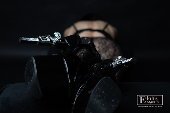 Gothic Portrait von Buket mit femininer Stärke im Studio 35 mm in Wien.