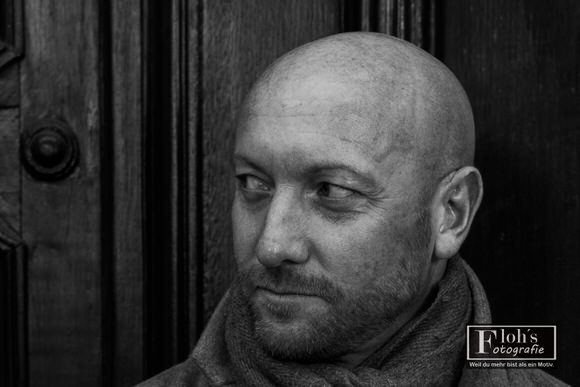 Authentisches Männerportrait von Gernot mit nachdenklicher Stimmung in Wien.