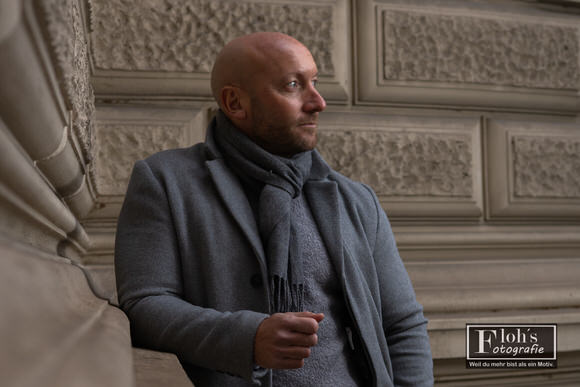 Urbanes Portrait von Gernot mit natürlichem Licht und klaren Linien.