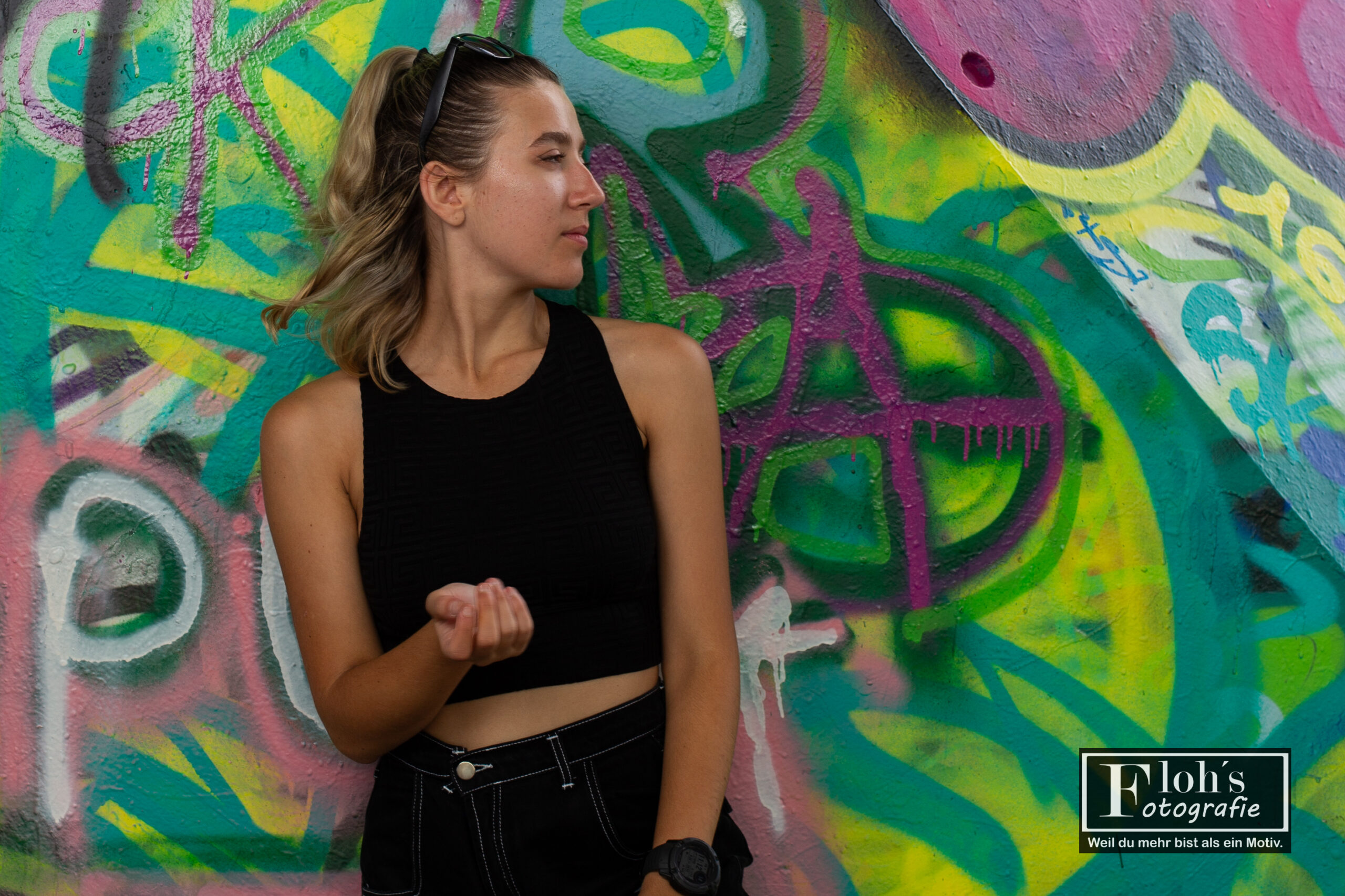 Karla im Skaterpark Wien Stadlau, Nahaufnahme mit strahlendem Blick