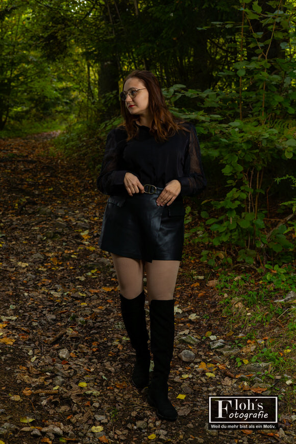 Kreatives Halloween-Portrait von Lena im herbstlichen Wald bei Weiz