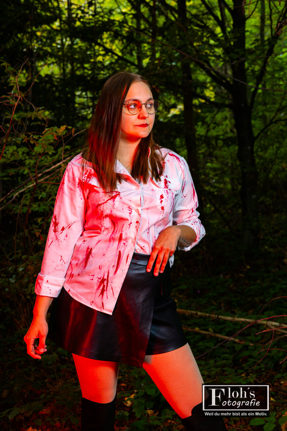 Kreatives Close-up von Lena im Halloween-Look mit intensivem Blick, aufgenommen bei Weiz