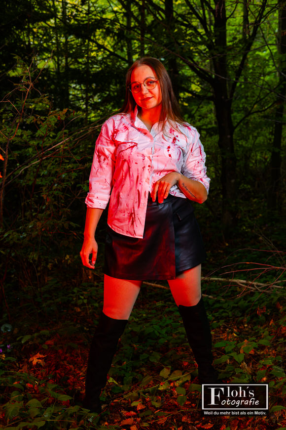 Halloween-Shooting von Lena, Kombination aus Eleganz und Grusel im Wald bei Weiz