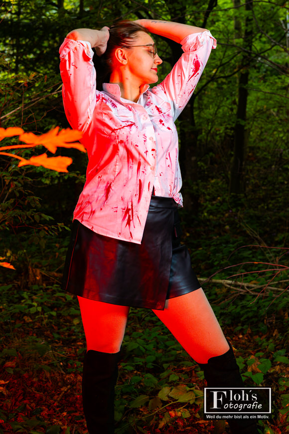 Kreatives Portrait von Lena mit weißem Hemd und Halloween-Make-up im Wald bei Weiz