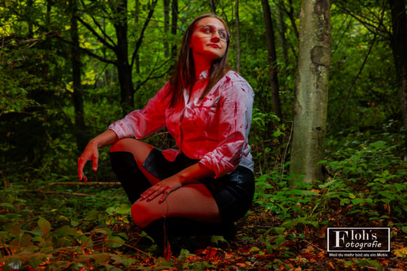 Kreatives Abschlussfoto des Halloween-Shootings mit Lena im Wald bei Weiz
