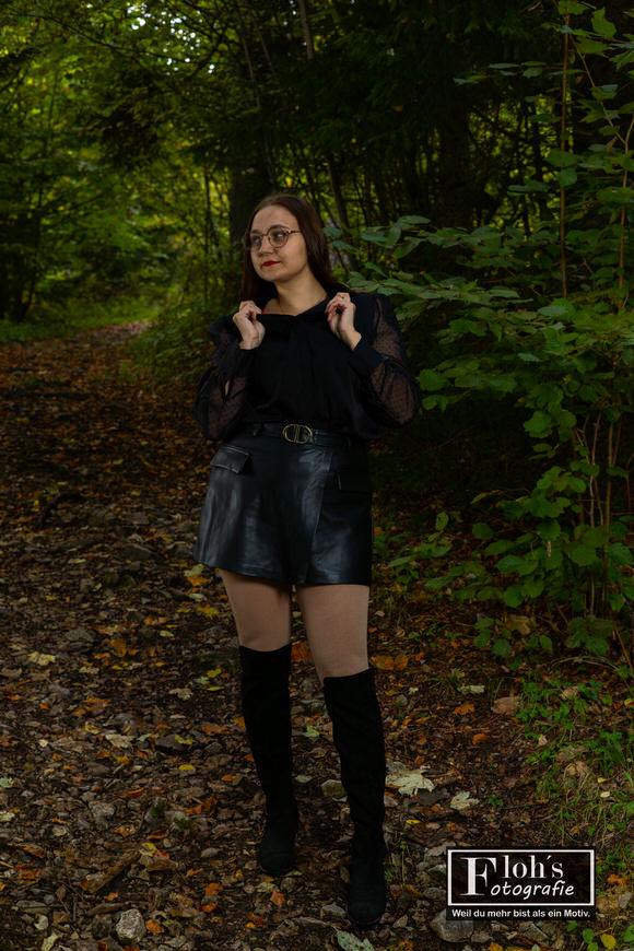 Kreatives Halloween-Portrait von Lena mit schwarzem Outfit im Wald bei Weiz