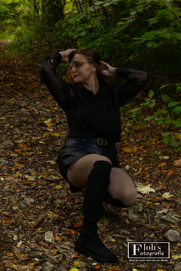 Künstlerisches Halloween-Foto von Lena in Lederlook im Wald bei Weiz