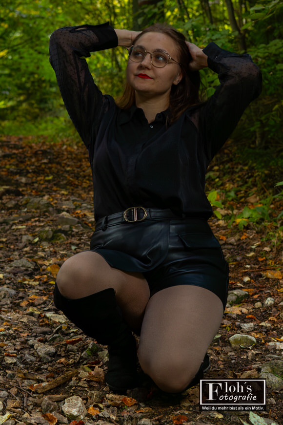 Halloween-Foto von Lena in weißem Hemd mit roter Farbe im Wald bei Weiz