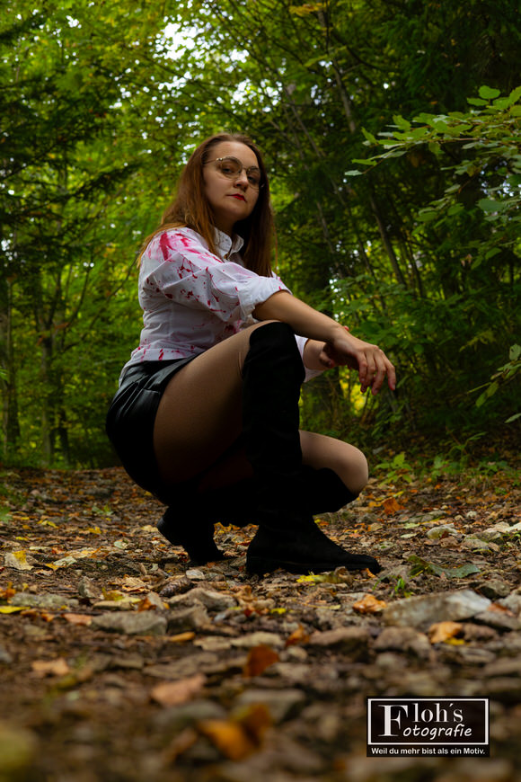 Künstlerisches Portrait von Lena im roten Licht, Wald bei Weiz