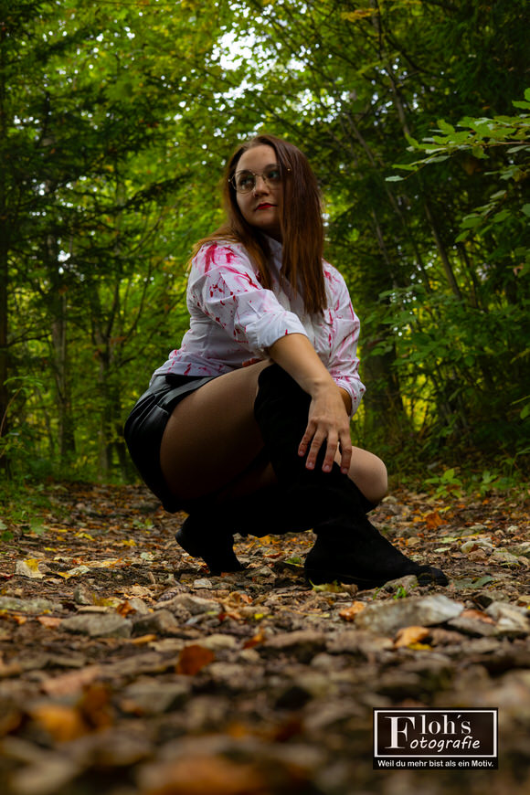 Halloween-Portrait von Lena im herbstlichen Wald bei Weiz mit kreativer Lichtstimmung