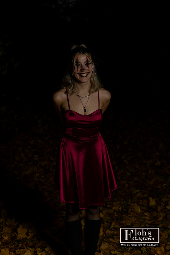 Halloween-Portrait von Karla in Wien St. Marx, intensiver Blick im Gegenlicht.