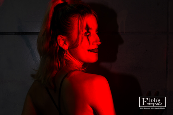 Karla im Halloween-Stil in Wien St. Marx, klare Linien und Blickführung.