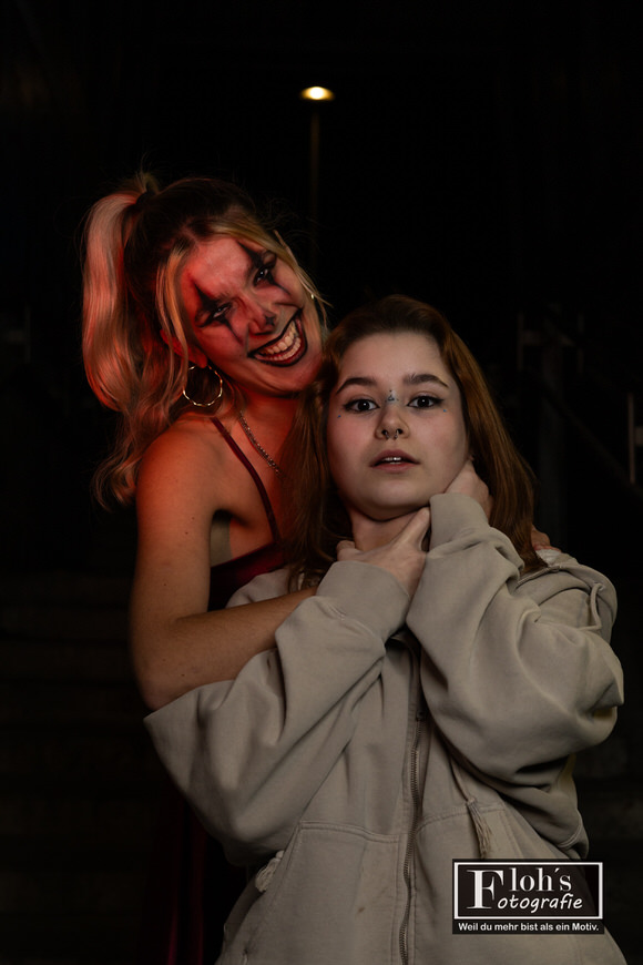 Portrait von Karla in Wien St. Marx, dezente Halloween-Ästhetik und Ruhe.