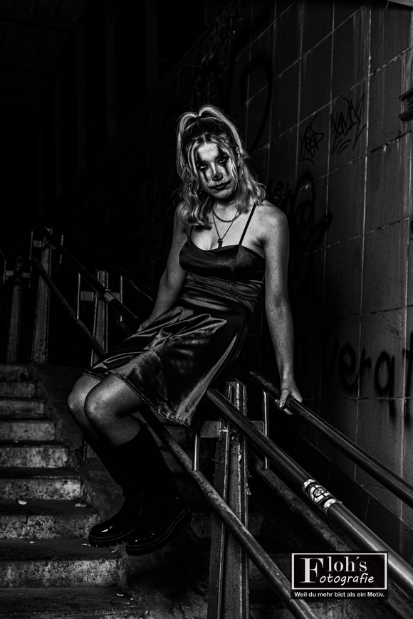 Minimalistisches Halloween-Portrait von Karla in Wien St. Marx, ruhiger Moment.