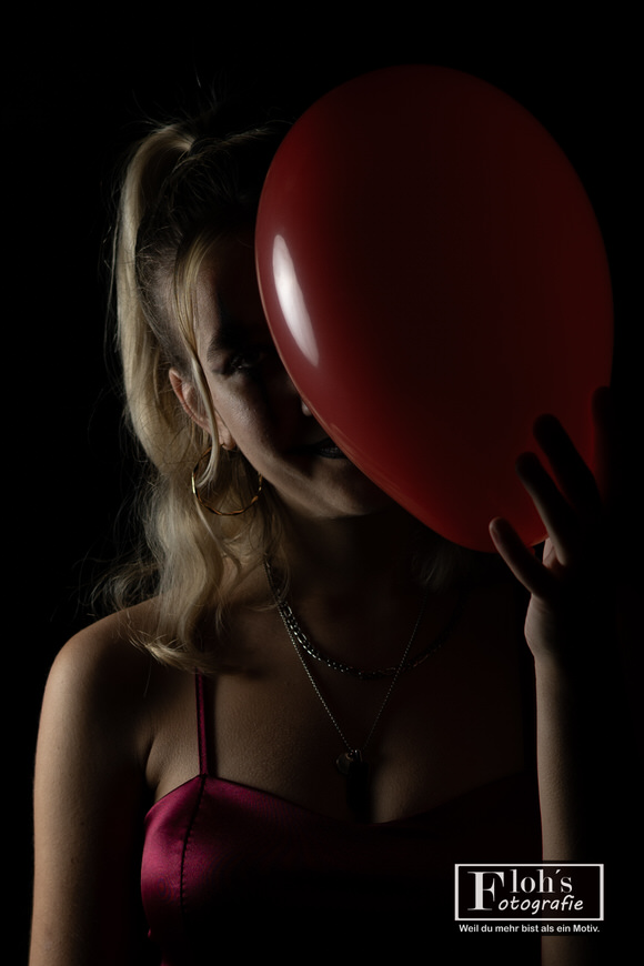 Verspieltes Halloween-Portrait von Karla in Wien St. Marx, lebendige Dynamik.