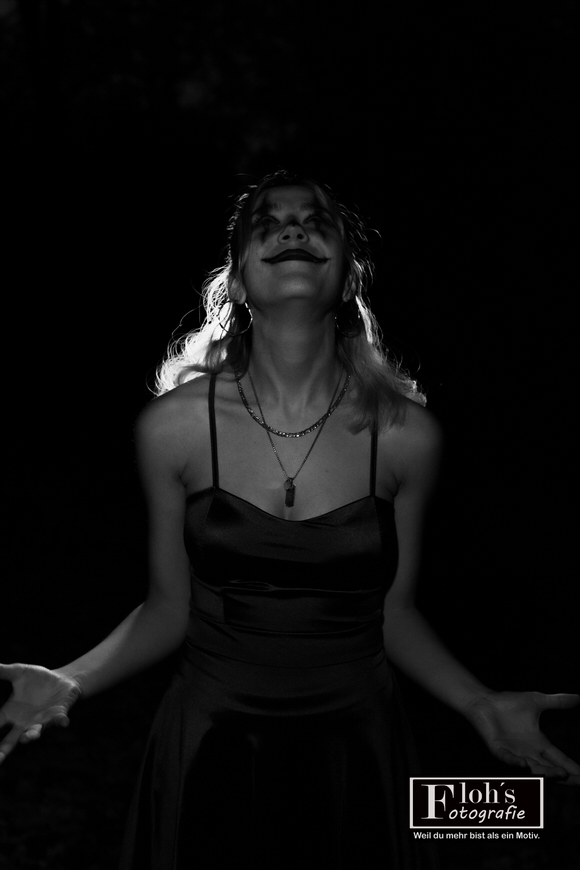 Stilles Halloween-Portrait von Karla in Wien St. Marx, natürliche Haltung.