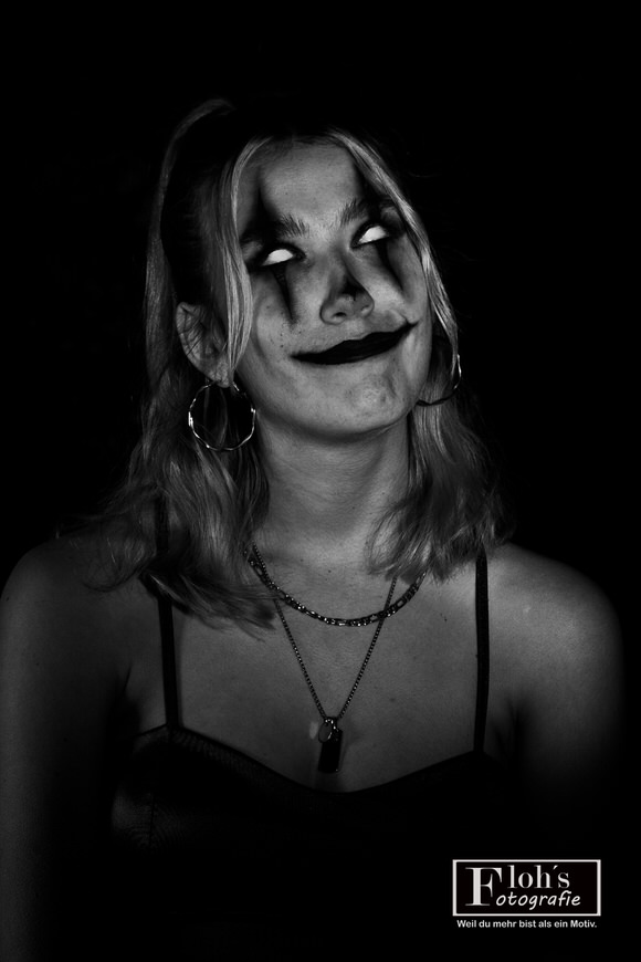 Starkes Halloween-Portrait von Karla in Wien St. Marx, präziser Fokus.