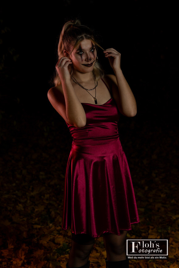Ausdrucksstarkes Halloween-Portrait von Karla in Wien St. Marx, sanftes Seitenlicht.