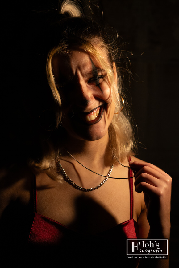 Stimmungsvolles Halloween-Portrait von Karla in Wien St. Marx, feine Details.