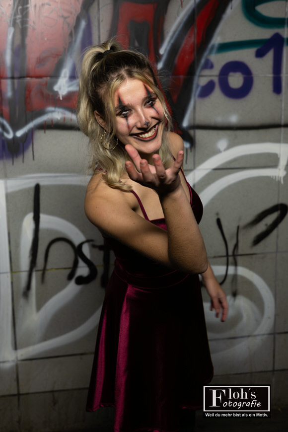 Karla im Halloween-Look in Wien St. Marx, kraftvolle Pose zwischen alten Steinen.