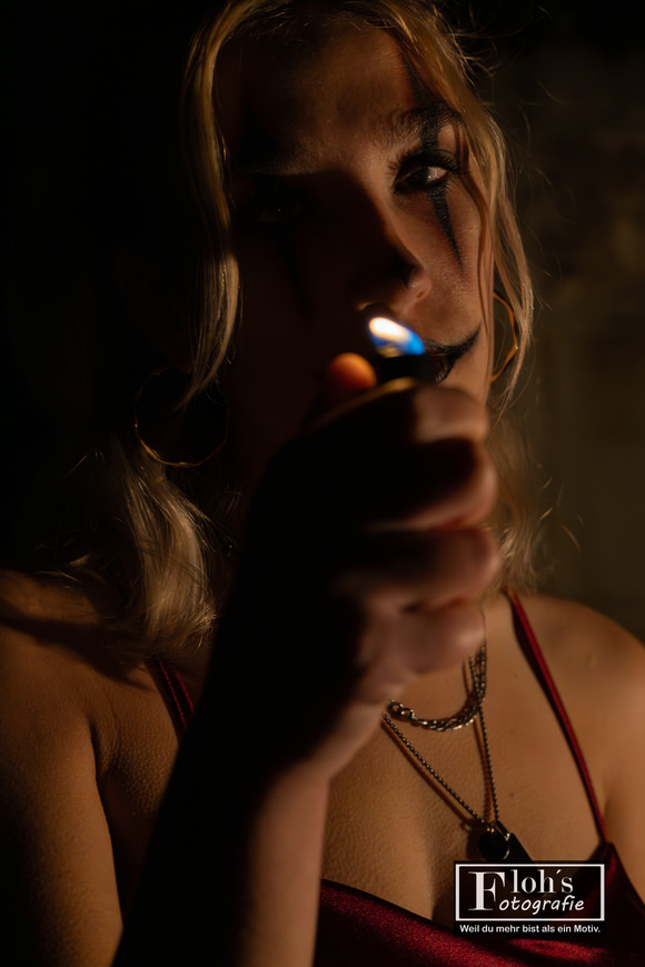 Karla im Halloween-Look in Wien St. Marx, kraftvolle Pose zwischen alten Steinen.