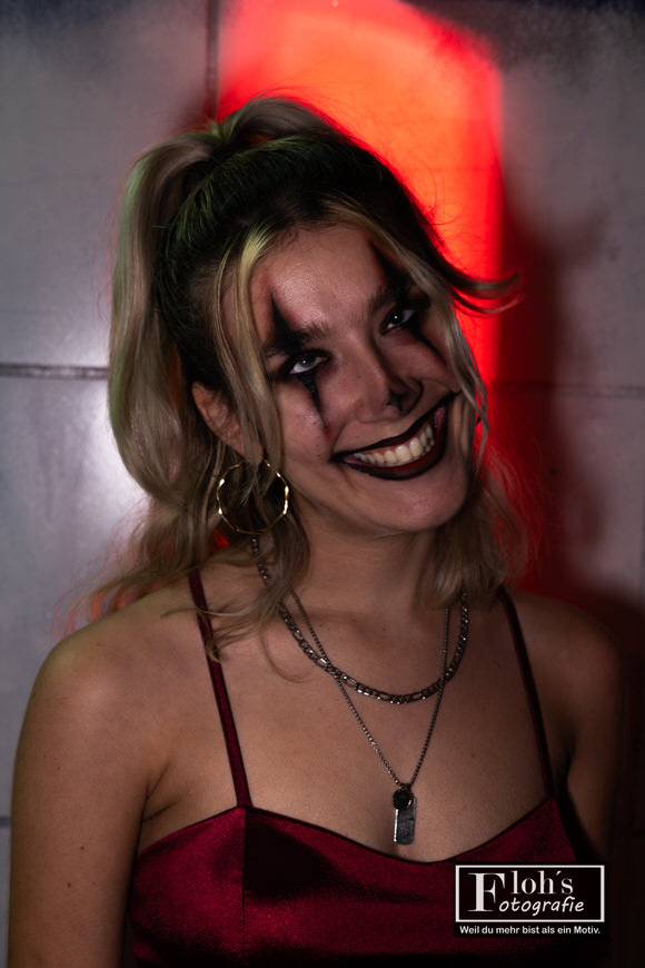 Künstlerisches Halloween-Portrait von Karla in Wien St. Marx, weiches Licht.