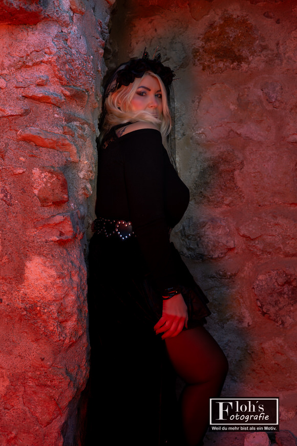 Fantasy-inspiriertes Portrait von Kornelia, entstanden beim Halloween-Shooting auf der Burgruine Mödling.