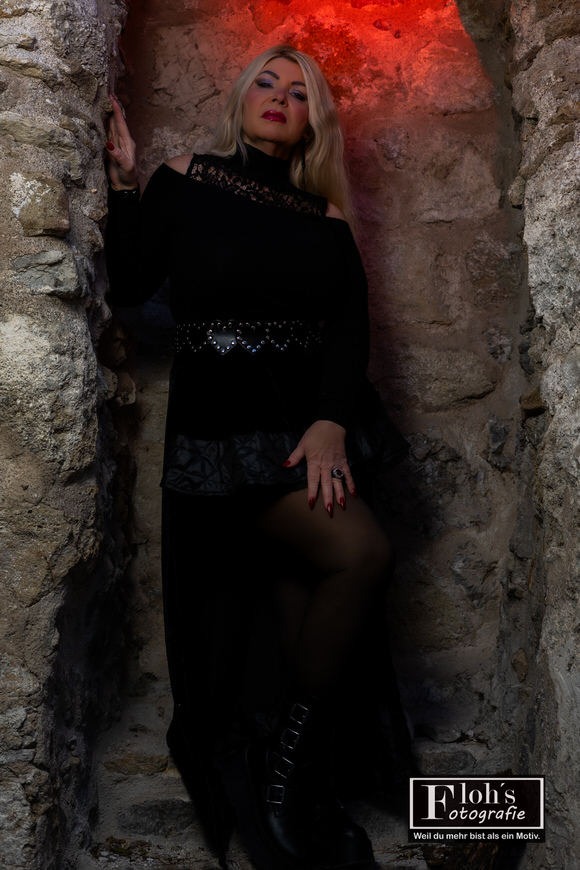 Kornelia als Windhexe im Halloween-Shooting – mystische Portraitfotografie mit Atmosphäre.