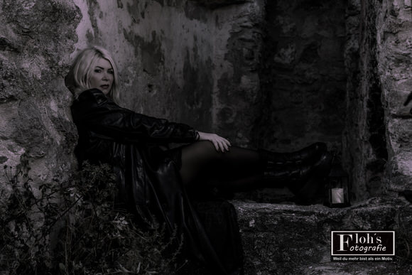 Flohs Fotografie zeigt Kornelia als Windhexe – intensives Portrait voller Ausdruck.