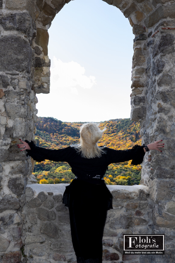 Halloween-Shooting mit Kornelia auf der Burgruine Mödling – Magie trifft Portraitfotografie.