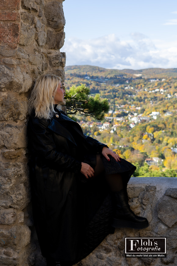 Kreatives Halloween-Fotoshooting – Kornelia in mystischer Pose mit wehendem Kleid.