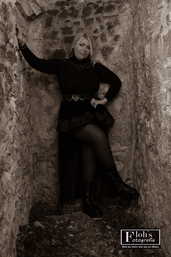 Stimmungsvolles Halloween-Shooting mit Kornelia, verkleidet als Windhexe zwischen alten Mauern.