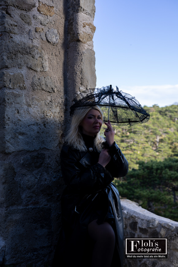 Abschlussbild des Halloween-Shootings von Flohs Fotografie – Kornelia als Windhexe auf der Burgruine Mödling.