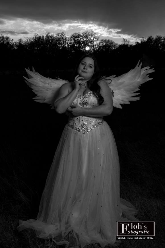 Vici als Engel auf der Treppe der Burg Hof, verträumter Blick in den Himmel.