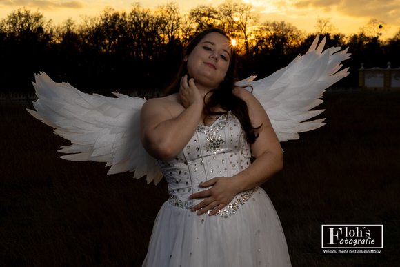 Bewegtes Engel-Cosplay von Vici in Burg Hof, fließendes Kleid in voller Bewegung.