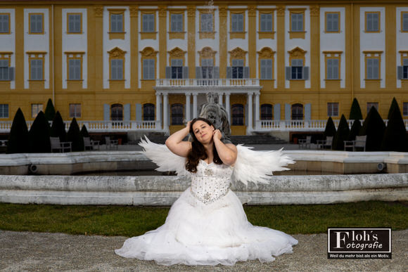 Vici als Engel in der Höhle nahe Burg Hof, dramatisches Licht und starke Schatten.