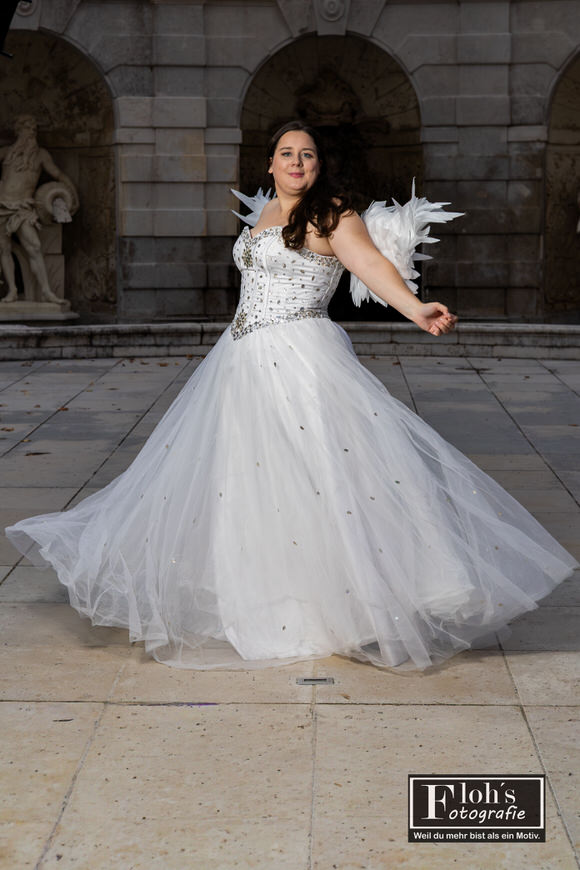 Himmelsnahes Engelportrait von Vici in der Höhle, sanftes Licht auf den Flügeln.