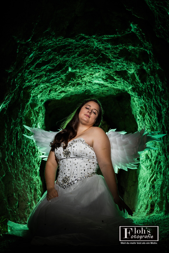 Engel-Silhouette von Vici vor der offenen Fensterfront der Burg Hof, mystische Stimmung.