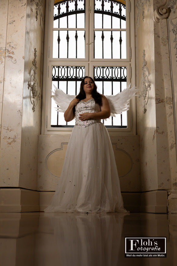 Vici als Engel in der großen Fensterhalle der Burg Hof, märchenhafte Lichtstimmung.