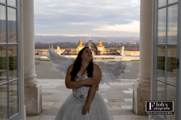 Silhouettenhafte Engel-Szene von Vici mit Blick über das Areal von Burg Hof.