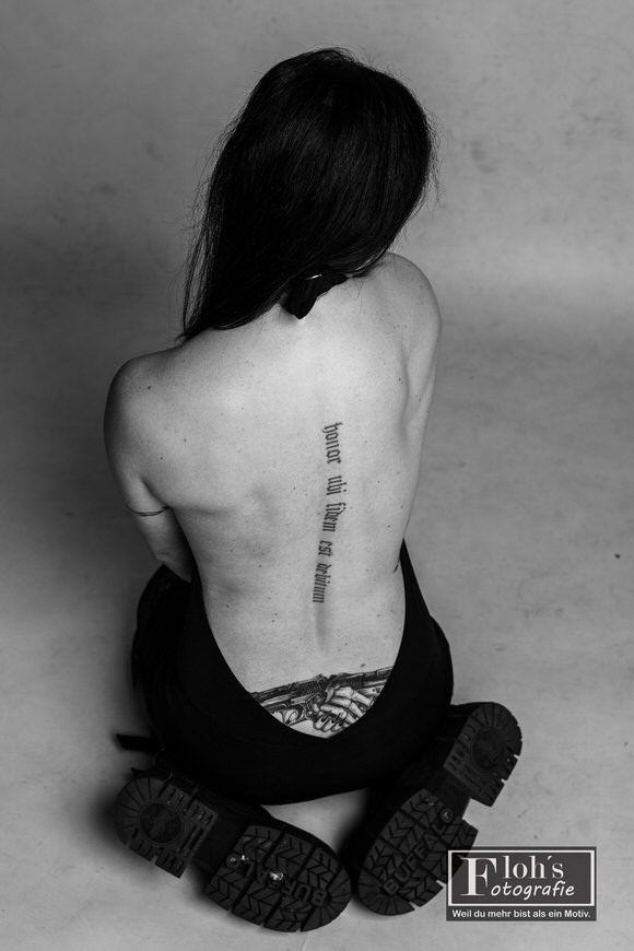 Sinnliches Gothic Portrait von Buket im Studio 35 mm in Wien.