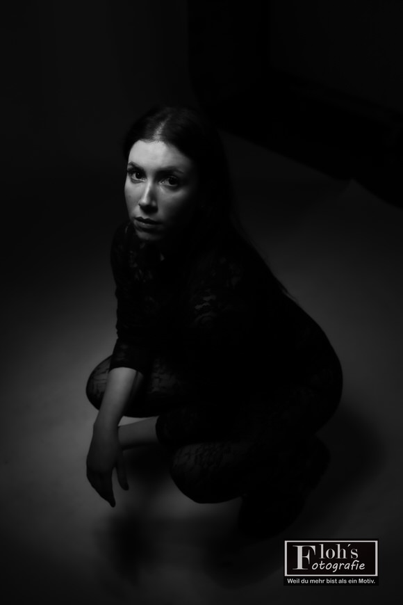 Gothic Portrait von Buket in dunkler, sinnlicher Ästhetik im Studio 35 mm in Wien.