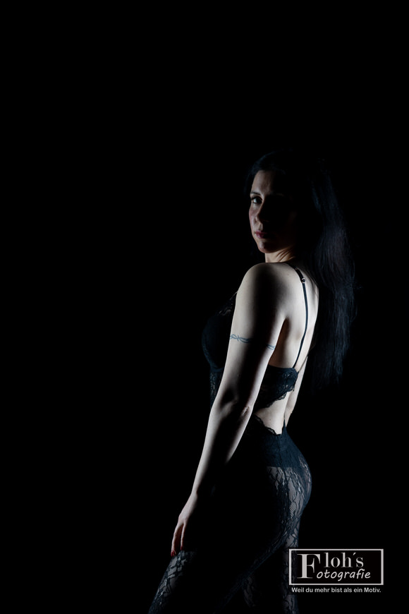 Sinnliches Gothic Portrait von Buket in dunkler Bildsprache im Studio 35 mm in Wien.