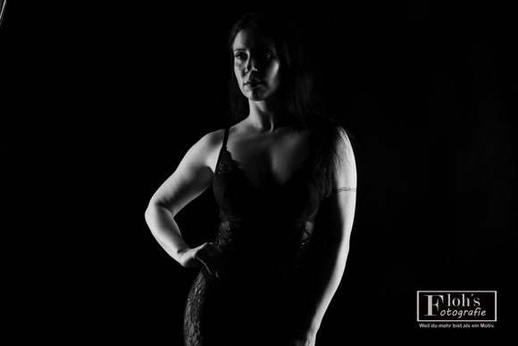 Dunkles, dominantes Gothic Portrait von Buket im Studio 35 mm in Wien.