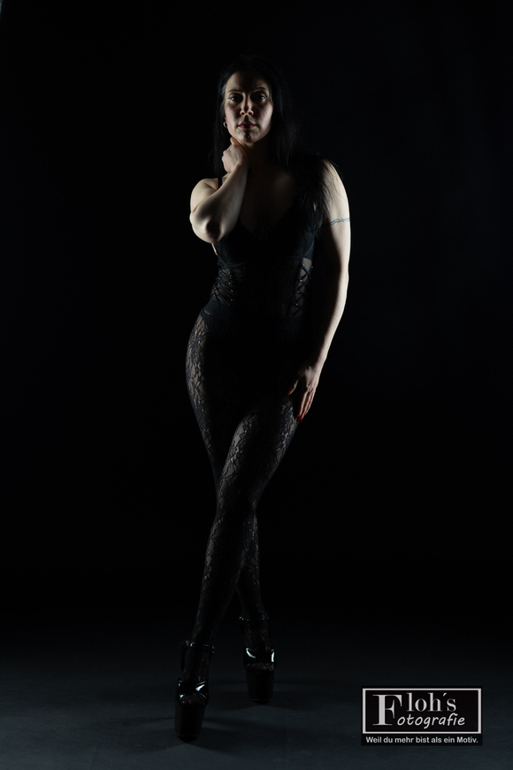 Sinnliches Gothic Portrait von Buket mit ruhigem Ausdruck im Studio 35 mm in Wien.