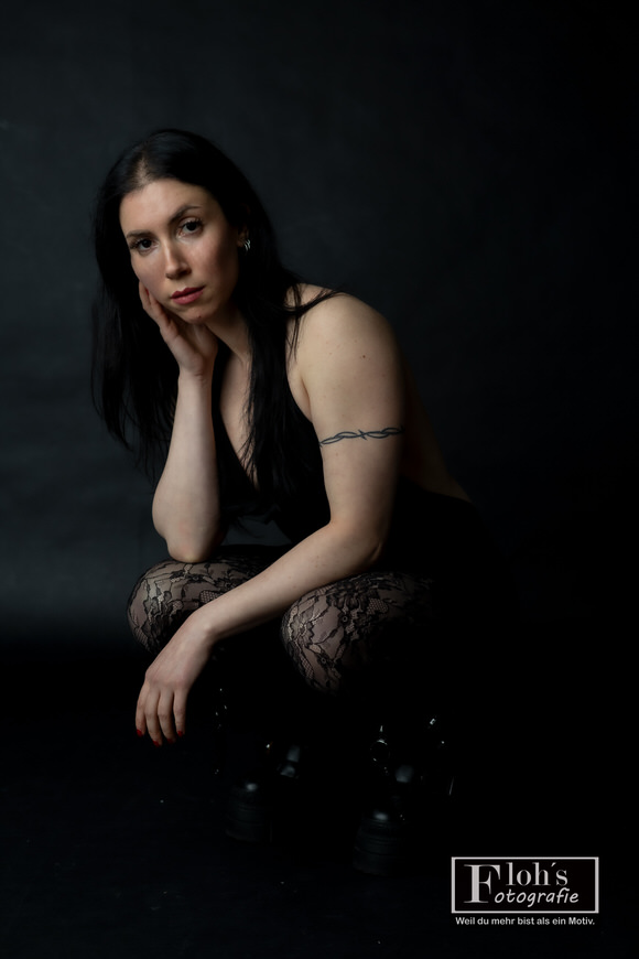 Sinnliches und dominantes Gothic Studio Portrait von Buket im Studio 35 mm in Wien.