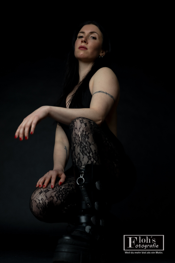 Gothic Portrait von Buket in sinnlicher, dunkler Studio-Atmosphäre in Wien.