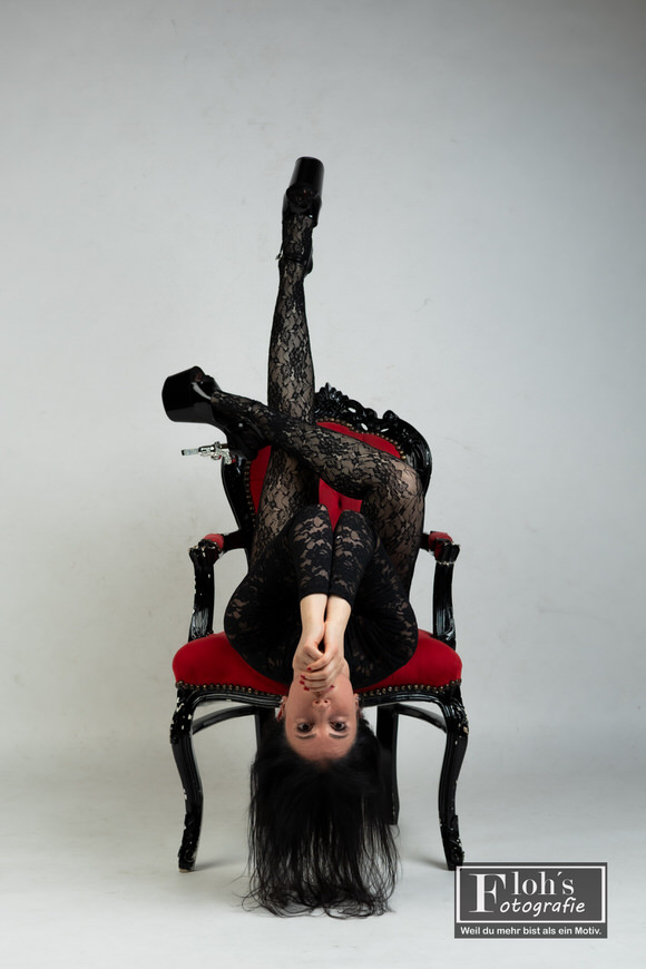 Dunkles Gothic Portrait von Buket mit femininer Präsenz im Studio 35 mm in Wien.