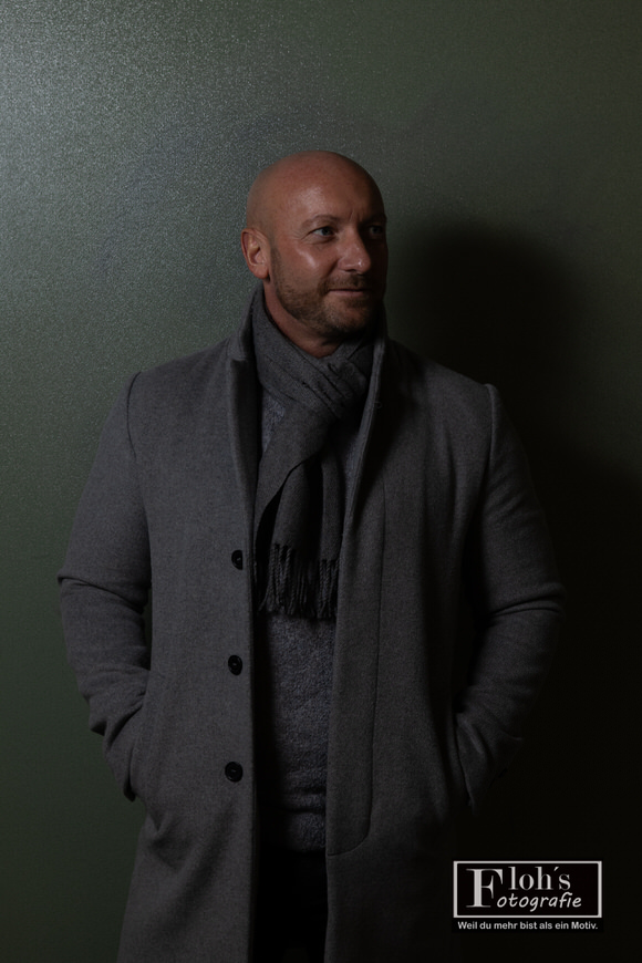 Männerportrait von Gernot in der Wiener Innenstadt mit ruhigem, fokussiertem Blick.