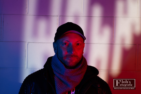 Ausdrucksstarkes Portrait von Gernot mit starkem Farbkontrast in Wien.